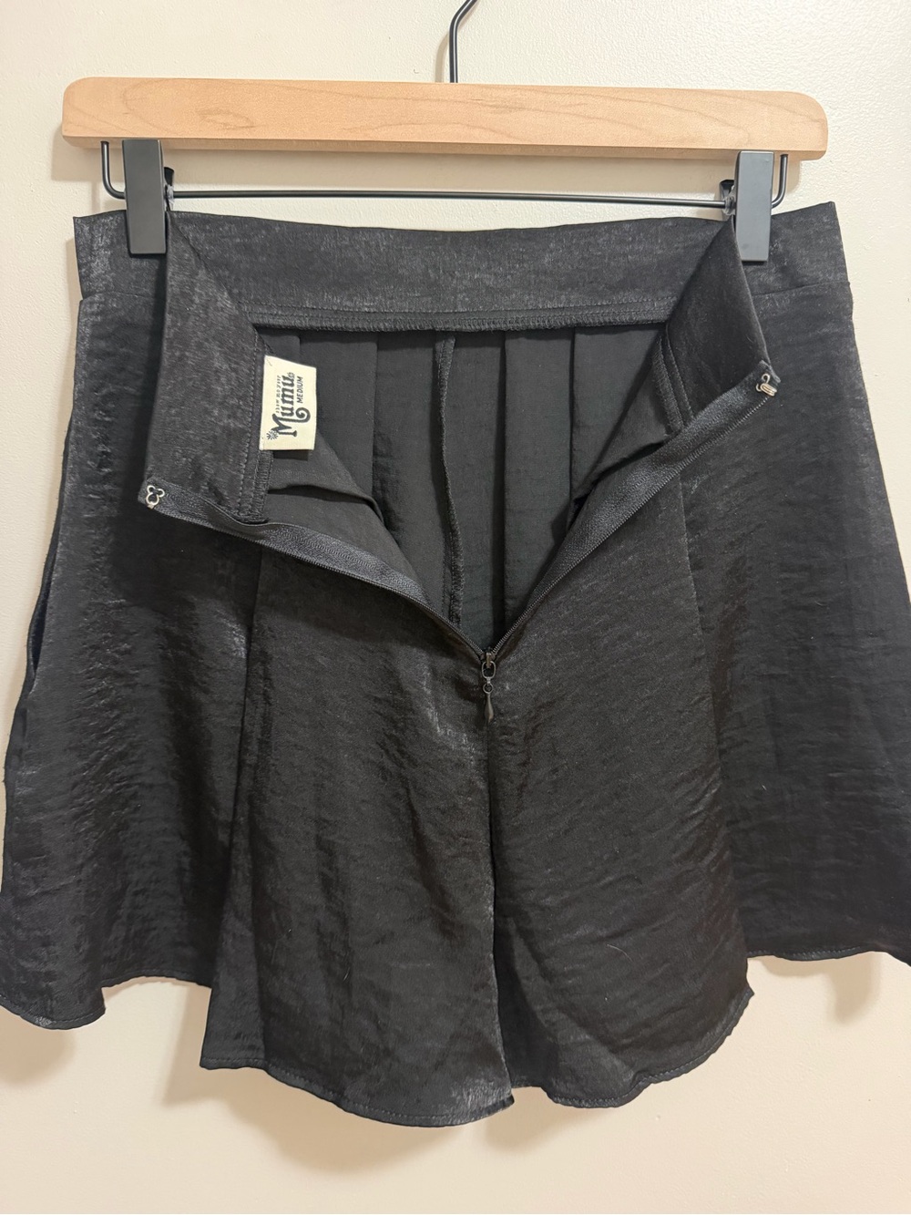 Show Me Your Mumu Vero Shorts High Waisted Pleated Satin Black Medium - Picture 3 of 9